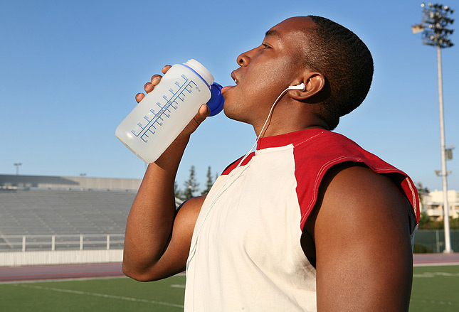 How much water causes hyponatremia?